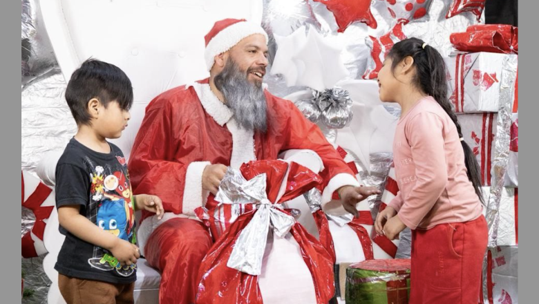 Cientos de niños disfrutaron de un encuentro con Papá Noel en la Expo Emprendiendo Navidad