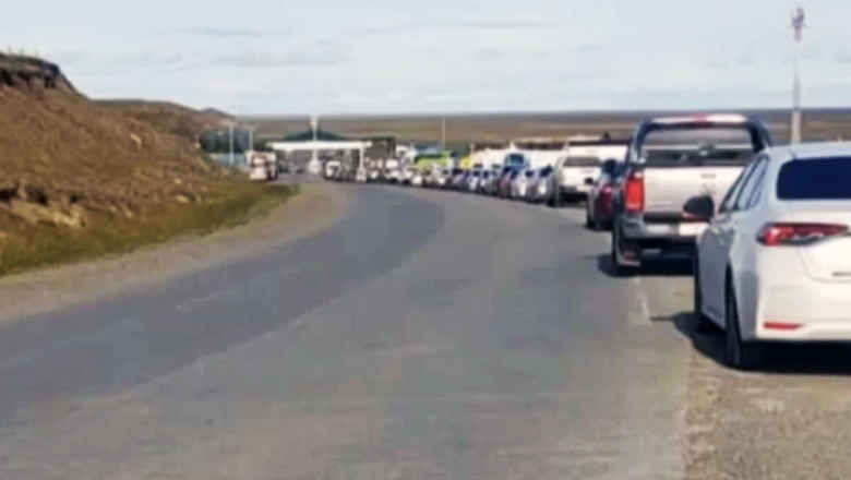 Largas filas y demoras en el paso fronterizo San Sebastián por el éxodo de fin de año