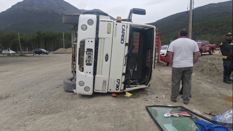 Vuelco de un camión en la Ruta 3: un hombre resultó herido 