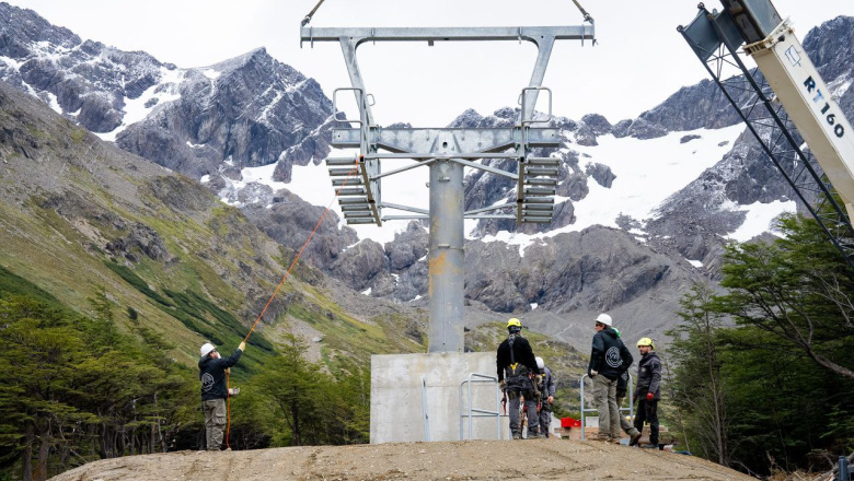Comenzaron a colocar las torres de las nuevas aerosillas Del Cerro Martial