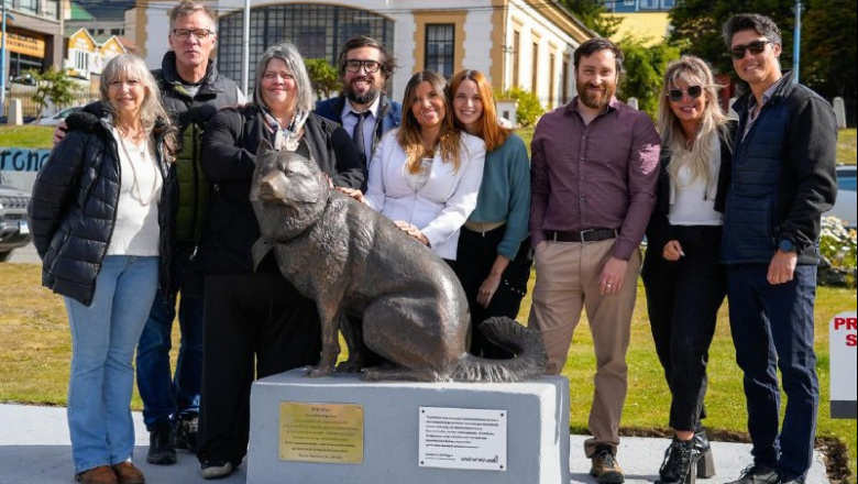Descubren escultura de “Poncho”, el heroico perro polar argentino, en Ushuaia