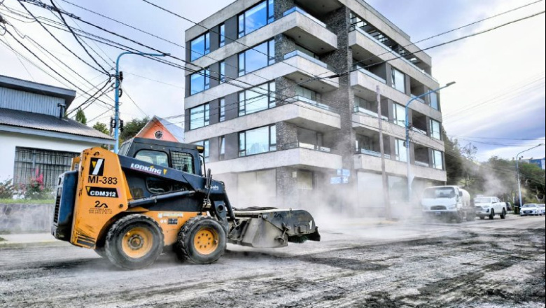 Continúan con los trabajos de recuperación vial y puesta en valor de espacios públicos