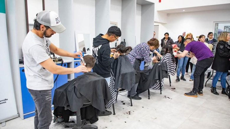 Jornada solidaria de cortes de cabello junto la barbería "STYLO MVP"