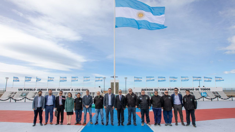 Perez y el embajador de China visitaron el monumento a los caídos en Malvinas