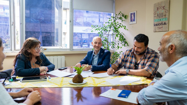 Gobierno y UNTDF firman acuerdo para compensar costos de servicios con cooperación académica