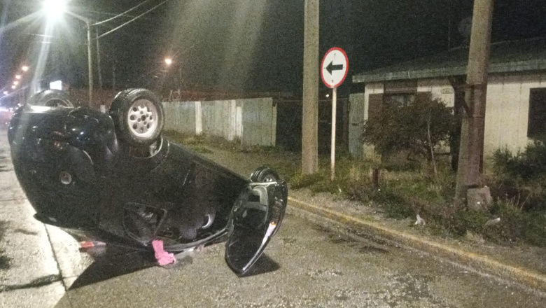 Joven conductora alcoholizada volcó tras chocar contra un poste