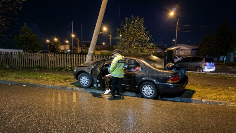 Conductor ebrio chocó contra un poste y terminó detenido 