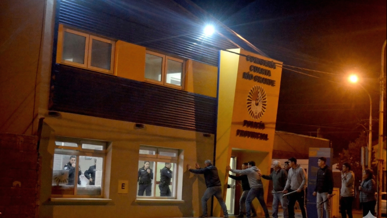 Comisaria de Margen Sur: Intentaron liberar a un detenido a los golpes y con caños