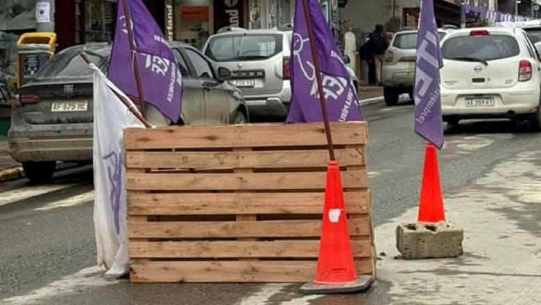 Docentes fueguinos inician acampe en reclamo a Ley de Financiamiento Educativo