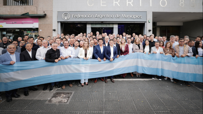 Intendentes acusan a Caputo de retener fondos viales y amenazan con llevarlo a la justicia