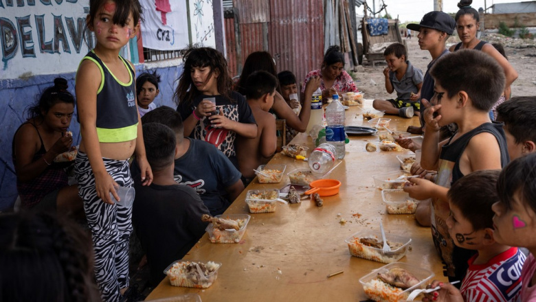 Informe lapidario: más de la mitad de los niños vive en la pobreza y 3 de cada 10 pasa hambre