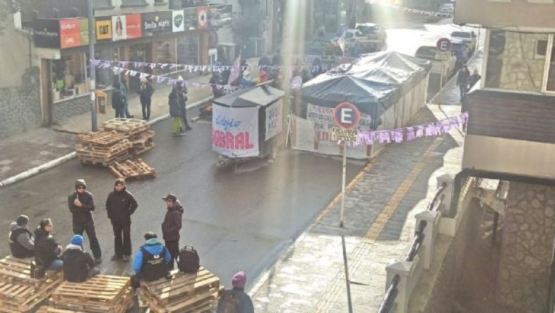 Comerciantes de Ushuaia exigen desalojar el acampe en pleno centro y alertan por el impacto en el turismo