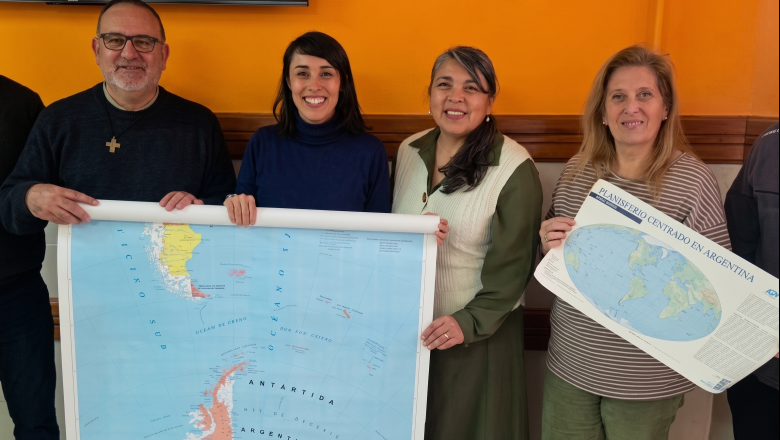 Mientras Nación recorta millones a la educación, libertarios hacen campaña en escuelas fueguinas repartiendo mapas