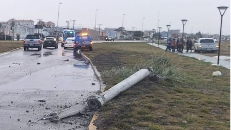 Menor perdió el control de una RAM y derribó un poste de alumbrado