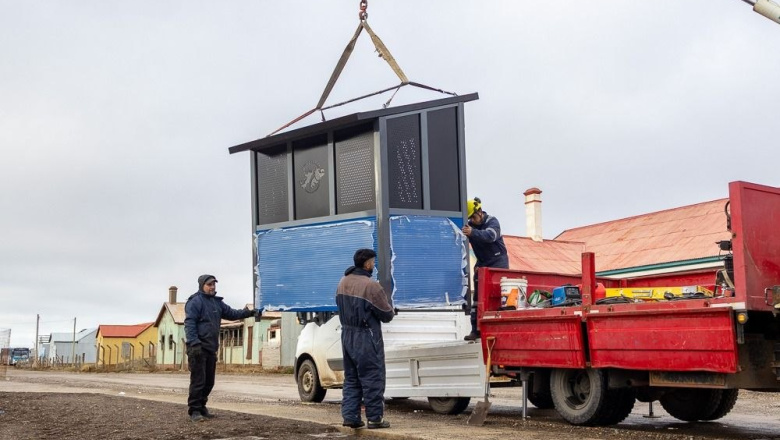Continúan instalando nuevas garitas de colectivo en Margen Sur 