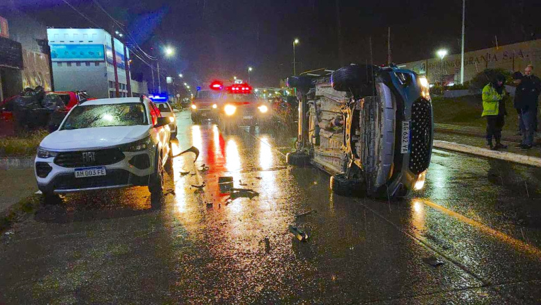 Violento choque y vuelco en pleno centro de Río Grande