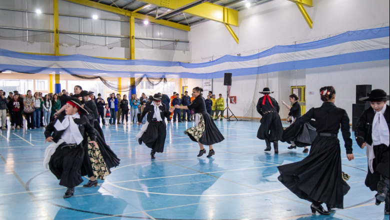 Se celebró en Tolhuin el acto central por el 216° aniversario de la Revolución de Mayo