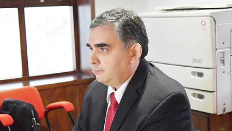 Llega a juicio exfuncionario judicial acusado de agredir gravemente a su exesposa