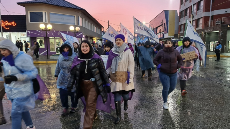 Pese a la lluvia, una multitud volvió a marchar en Tierra del Fuego a 11 años del primer Ni una Menos