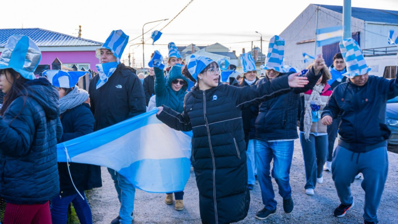 La Bandera nos une: Gobierno invita a participar de Caminatas Patrióticas en Río Grande y Tolhuin
