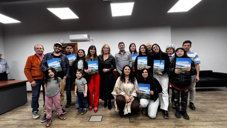 Entrega decretos de adjudicación de tierras a graduados universitarios