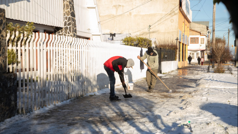 Recuerdan mantener las veredas limpias de nieve, hielo y escarcha