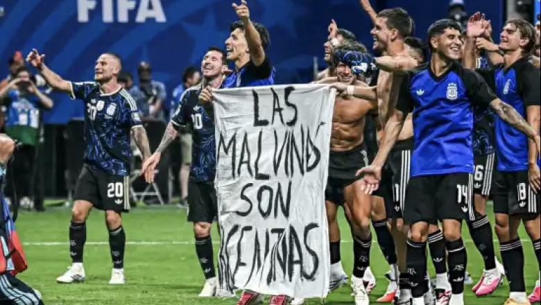 La Selección se puso la 10 y enarboló a Malvinas tras el triunfo ante Inglaterra