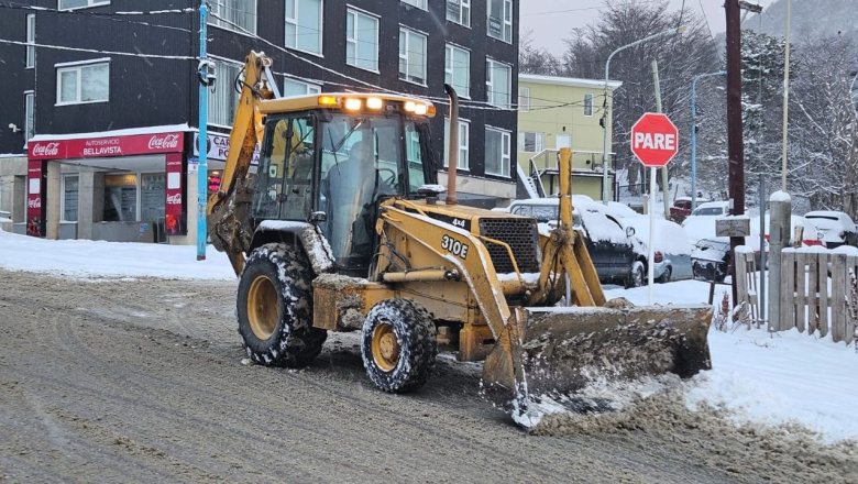 Amplio operativo de limpieza y despeje de calles tras las nevadas en Ushuaia 