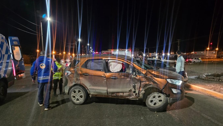 Dos personas la Hospital tras fuerte choque en la rotonda de la Trucha