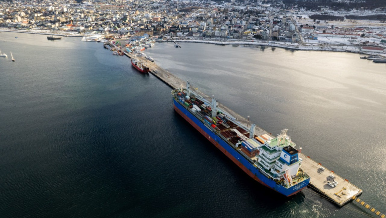 Arribó el barco con 6200 toneladas de equipamiento para la nueva usina de Ushuaia