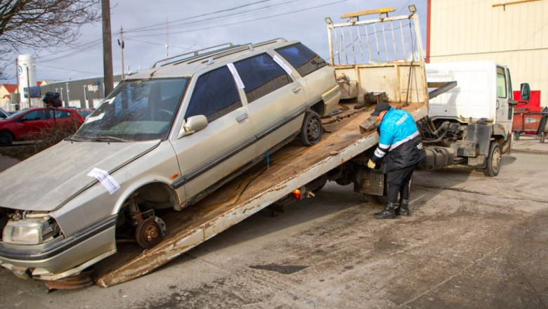 El Municipio avanza con el retiro de chatarra y vehículos abandonados en la vía pública