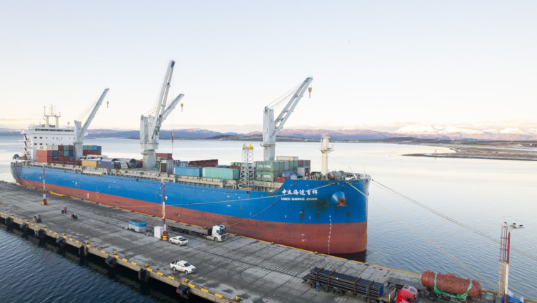 Operativo de descarga y transporte del equipamiento de la nueva usina de Ushuaia
