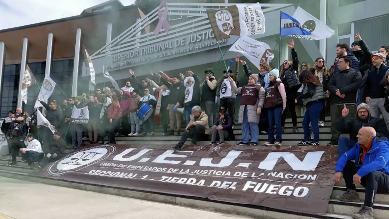 Mientras la cúpula judicial suma aumentos millonarios, los empleados vuelven al paro por salarios