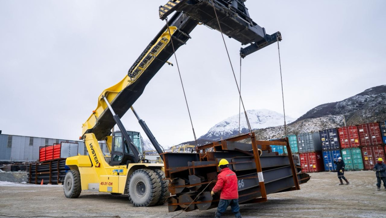Ya fueron descargadas más de 4.500 toneladas de equipamiento para la nueva usina de Ushuaia