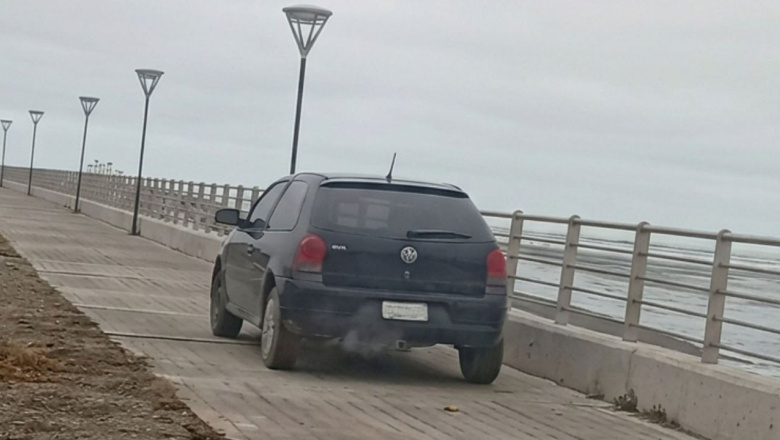 Multarán al vecino que se subió a la senda peatonal y arrojó basura a la costa 