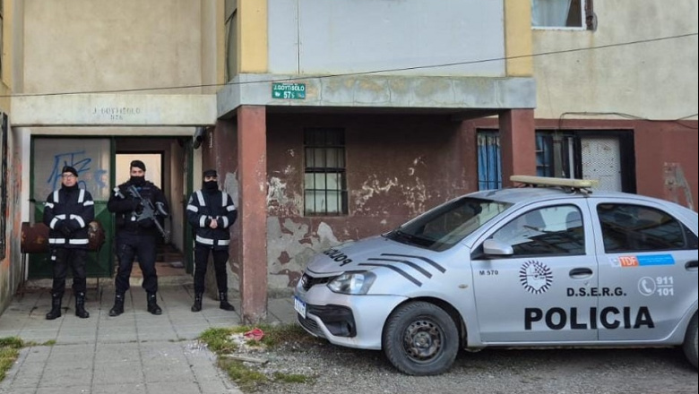 Acusado de golpear a un niño, terminó con los dedos fracturados tras una brutal golpiza