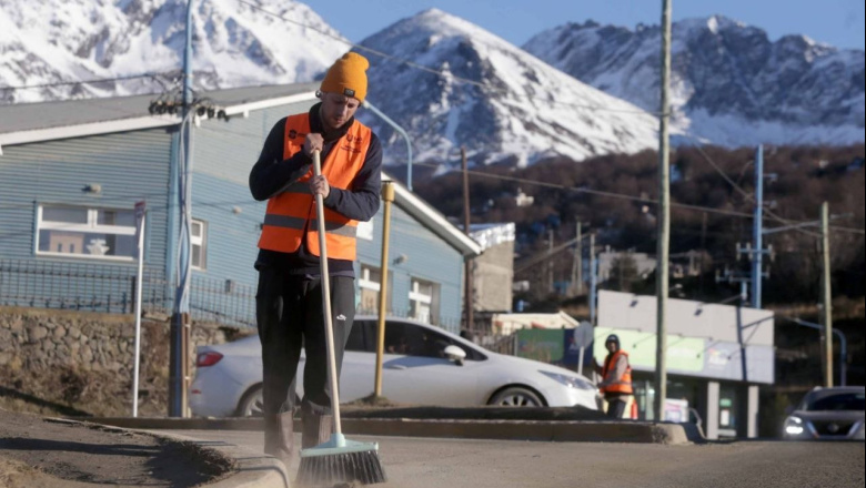 El Municipio realiza tareas de limpieza en rotondas y avenidas de la ciudad 
