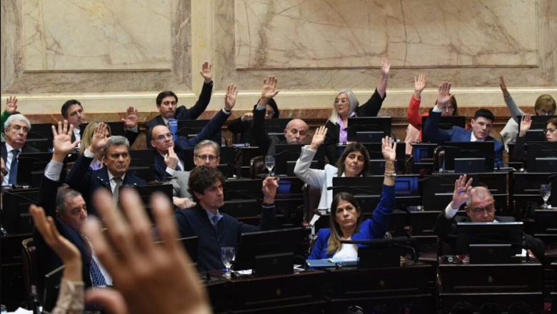 Mientras el pueblo no llega a fin de mes,  los senadores se suben el sueldo a más de $13 millones