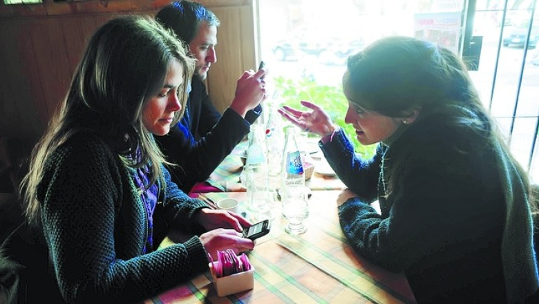 “Apagá Para Conectar”: aprueban un programa para dejar el celular y recuperar los encuentros cara a cara