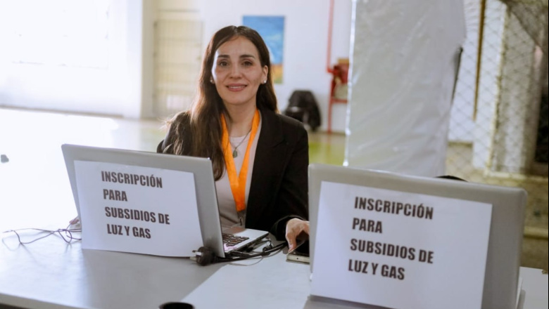 Gobierno ayuda a vecinos a actualizar datos para mantener el subsidio de la luz y el gas