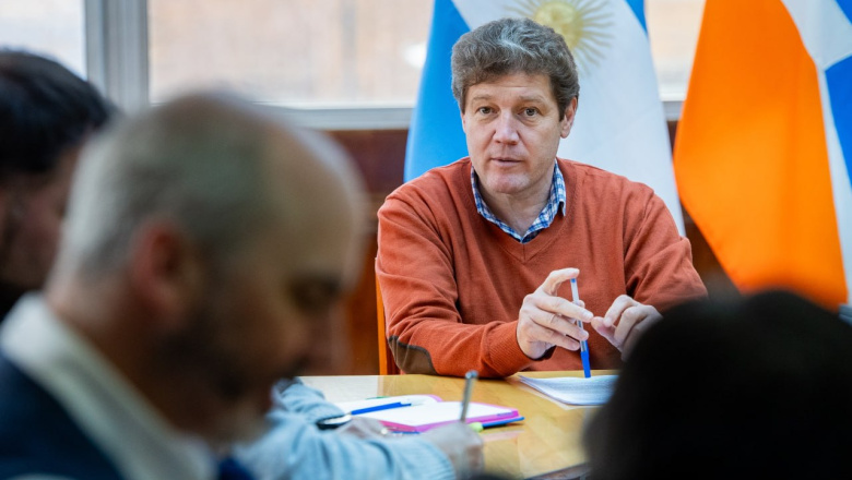 Melella firmó el Decreto que declara la emergencia salarial docente por 12 meses