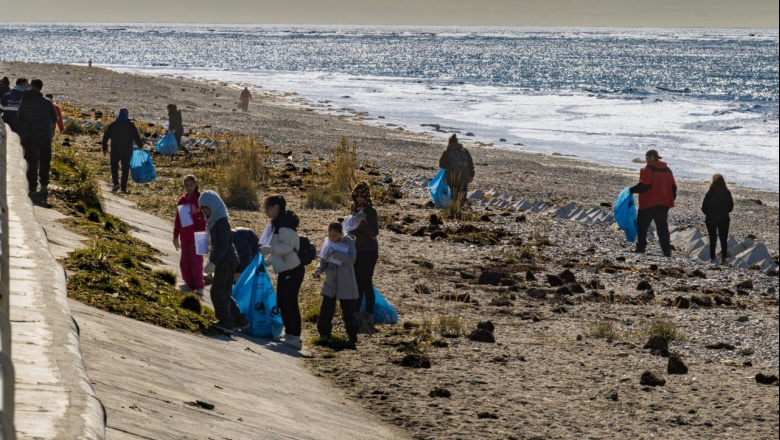 Vecinos realizaron una jornada que combino limpieza y ejercicios en la costa de la ciudad