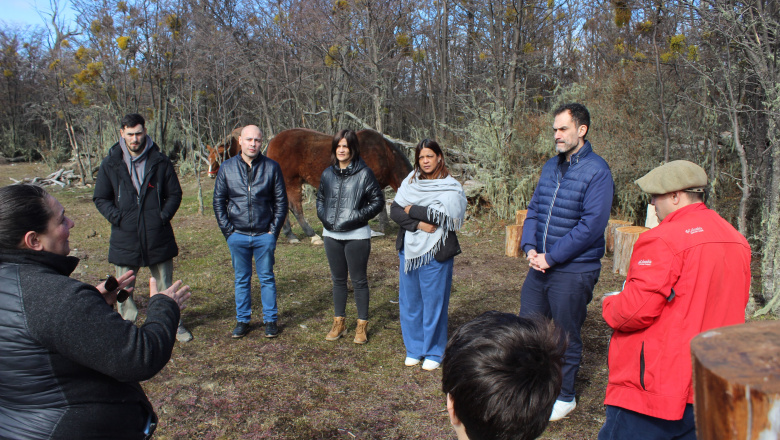 Dos Santos junto a productores recibieron al ministro De Vita, recorrieron sectores productivos de Tolhuin