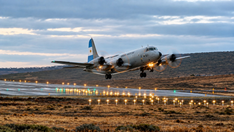 El P-3C Orion: el "gigante del cielo" que sobrevoló río grande durante una semana