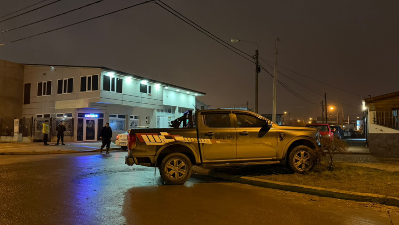Alcohol al volante: chocó con su 4x4 autos estacionados y terminó sobre la vereda