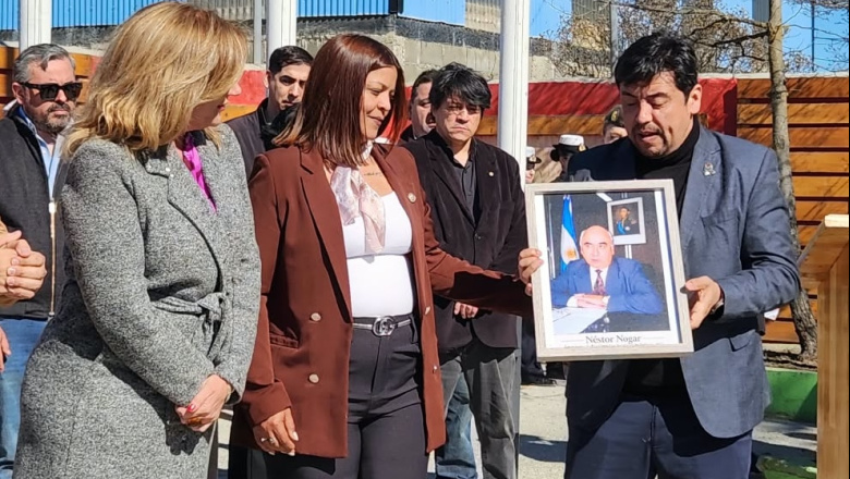 Gisela Dos Santos entregó un retrato de Néstor Nogar e impulsa la creación de un espacio de memoria institucional en Tolhuin