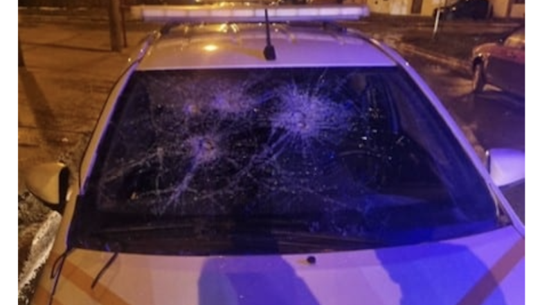 Otra vez Burgoa: atacó a piedrazos un movil policial, fue detenido