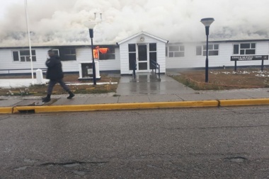 Incendio de una gamela de la Policía en el barrio YPF