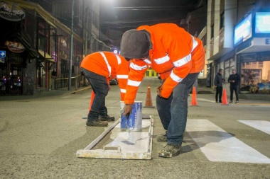 Avanzan las tareas de limpieza y pintura en la zona centríca de Ushuaia