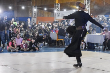 Gran peña folclórica en el gimnasio de la Escuela Provincial Nº2 